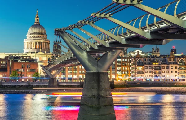 Millennium Bridge and St Paul Cathedral — Stock Photo, Image