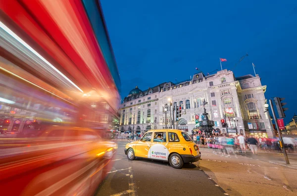 Trafik på Piccadilly Circus i London — Stockfoto