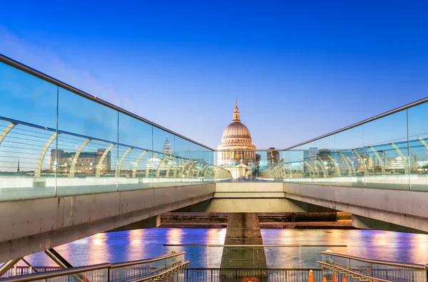 Nacht Millennium Bridge in Londen. — Stockfoto