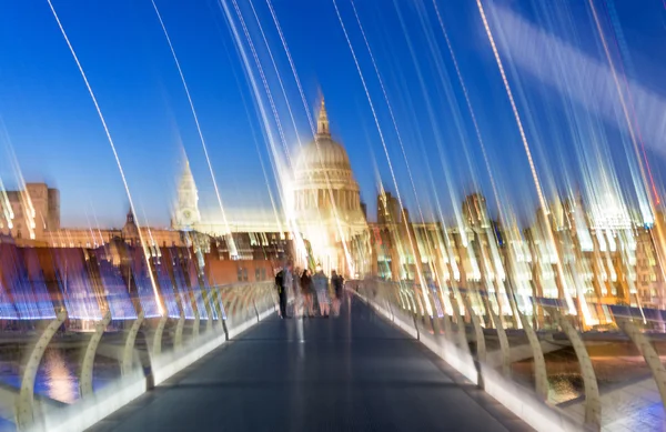 Millennium Bridge bei Nacht, London — Stockfoto