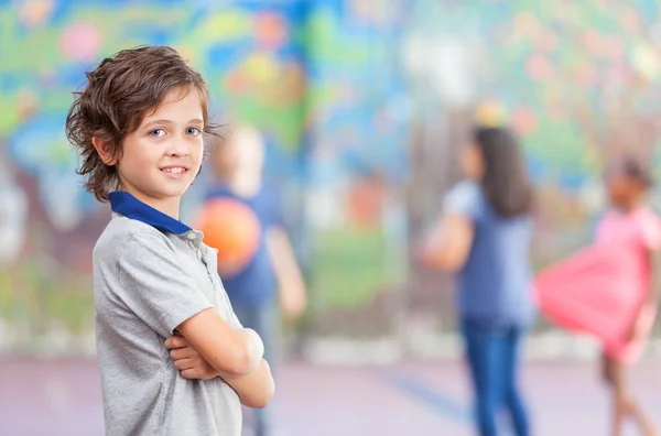 Glad liten pojke i skolan — Stockfoto