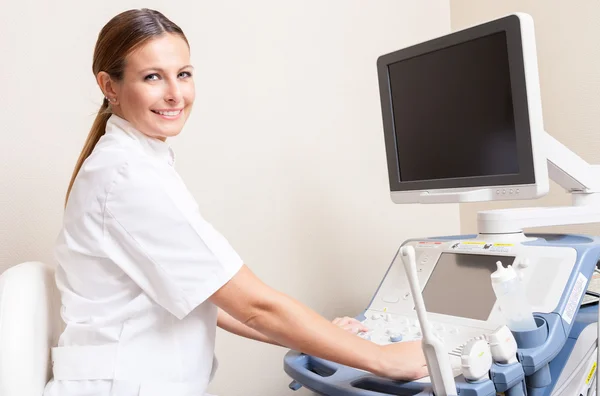 Doctora mujer analizando datos — Foto de Stock