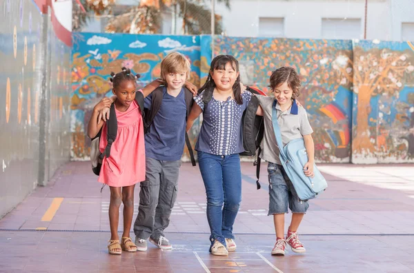 Niños felices en la escuela — Foto de Stock