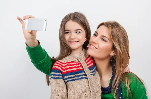 Matka a dcera dělají selfie — Stock fotografie