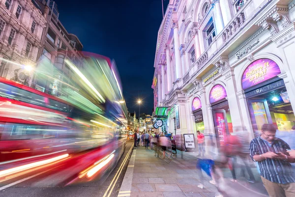 Trafiken på Piccadilly Circus område. London — Stockfoto