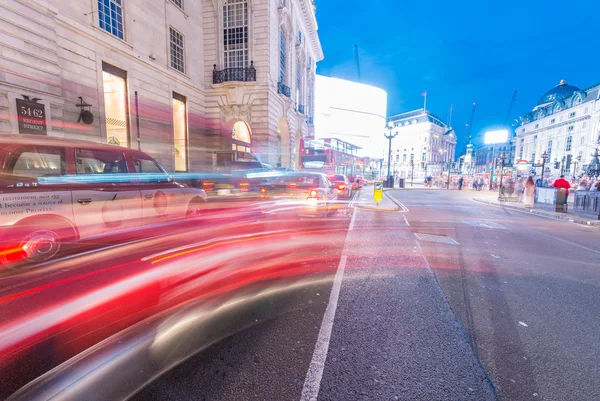 Verkeer op Piccadilly Circus gebied. Londen — Stockfoto