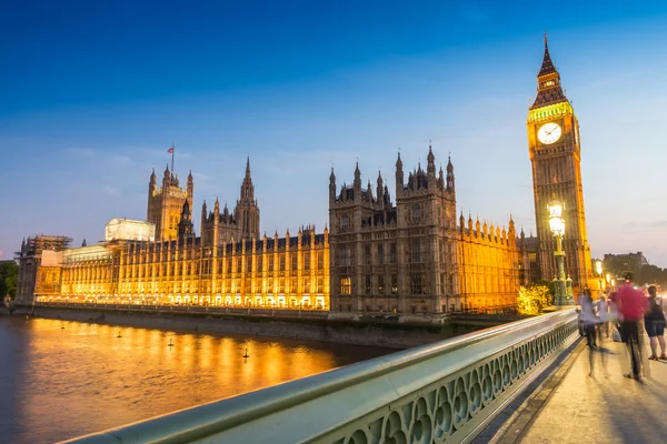 Pessoas em Westminster Bridge, Londres — Fotografia de Stock