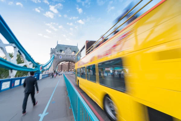 Bus auf Tower Bridge, London — Stockfoto