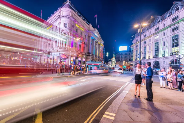 Trafik i Piccadilly Circus område. London — Stockfoto
