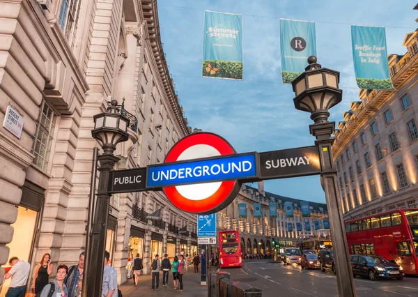 Piccadilly Circus cartello sotterraneo a Londra — Foto Stock