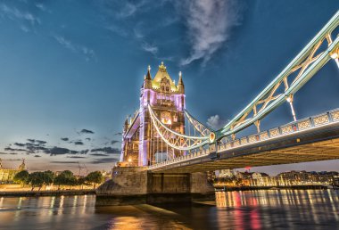 Gün batımında Londra 'daki Tower Bridge