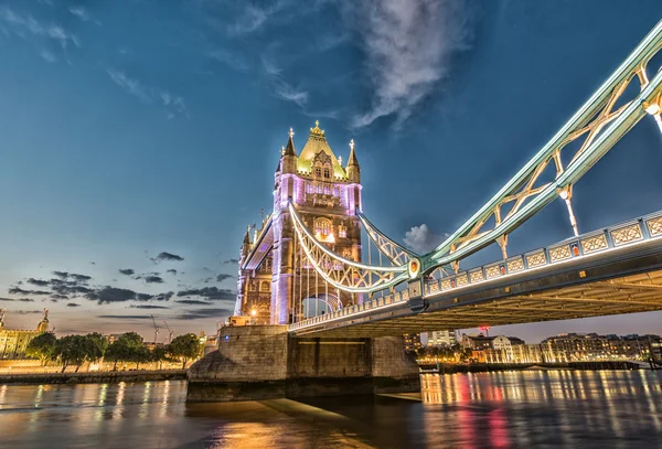 Tower Bridge w Londynie o zachodzie słońca — Zdjęcie stockowe