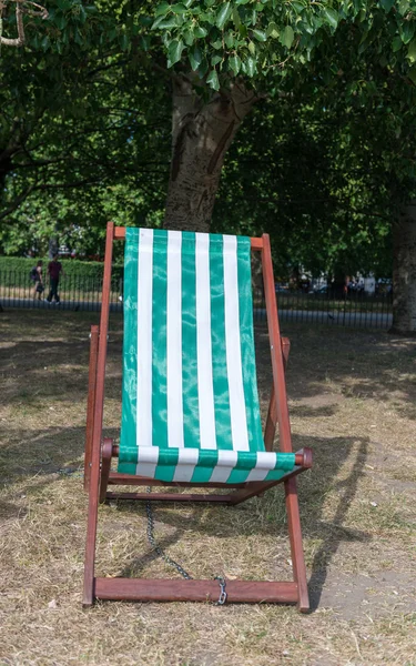 Gräsmatta stol i park — Stockfoto