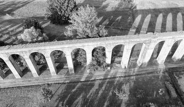 Anicent roman aqueduct, aerial view — Stock Photo, Image