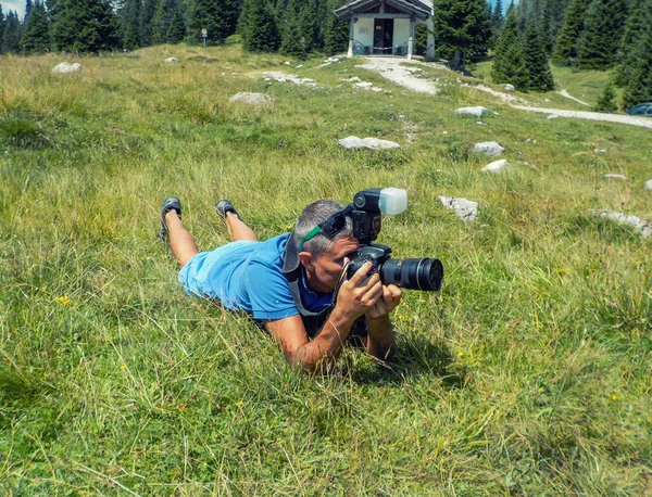 Fotógrafo tirando foto ao ar livre — Fotografia de Stock