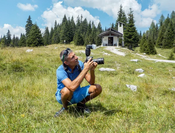 Photographe avec appareil photo en montagne — Photo