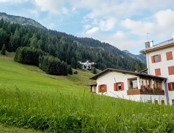 Vliegende drone in platteland — Stockfoto