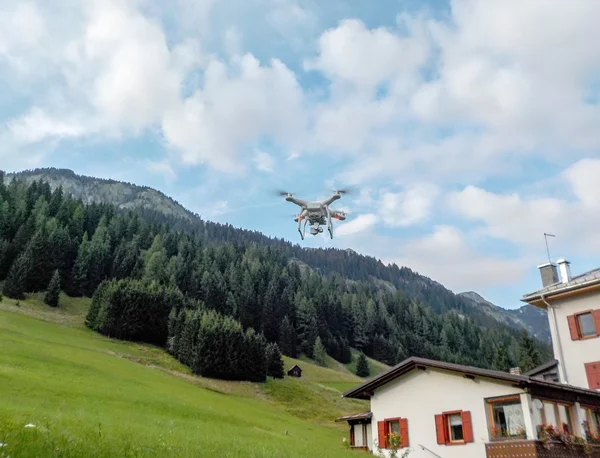 Flying drone in countryside — Stock Photo, Image