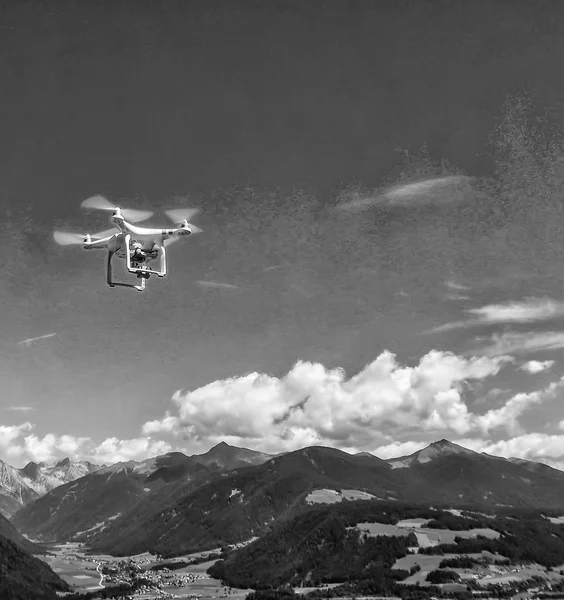 Drone flyger bland bergen — Stockfoto