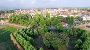 Lucca antik şehrin havadan görünümü,