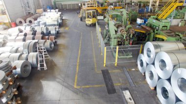 Çelik bobinler bir depoda, havadan görünümü