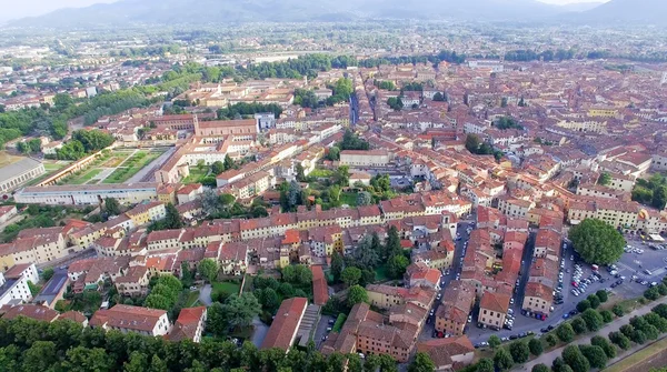Letecký pohled na staré město Lucca, — Stock fotografie