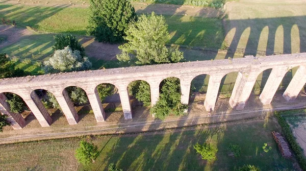 Древнеримский акведук — стоковое фото