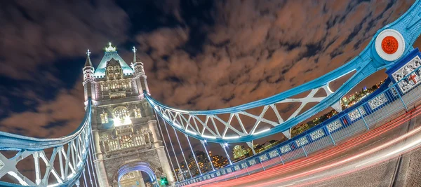 Skłonni widok z mostu Tower Bridge — Zdjęcie stockowe