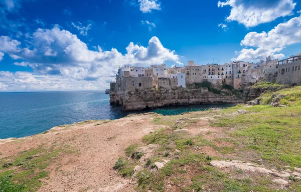 Edifici su rocce sulla costa del mare — Foto Stock