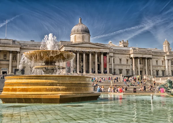 Ai turisti piace Trafalgar Square. Londra — Foto Stock