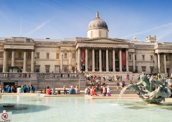 Toeristen genieten van Trafalgar Square. Londen — Stockfoto