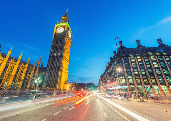 Verkeer nacht op de Big Ben, Londen — Stockfoto