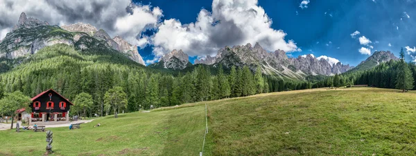 Панорама гір і хатини — стокове фото