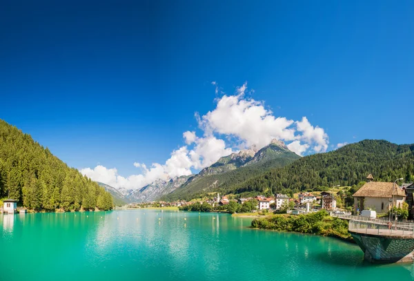 Sjön i Auronzo, italienska Dolomiti — Stockfoto