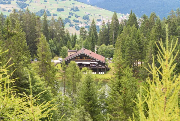 Hut on the mountain lake — Stock Photo, Image