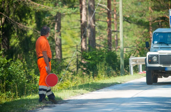 Trabajadores de la carretera que gestionan el tráfico — Foto de Stock