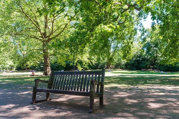 Bench on a beautiful city park — Stock Photo, Image