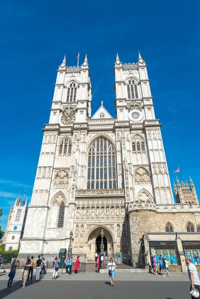 Tourists near Westminster Abbey. London — Stock Photo, Image