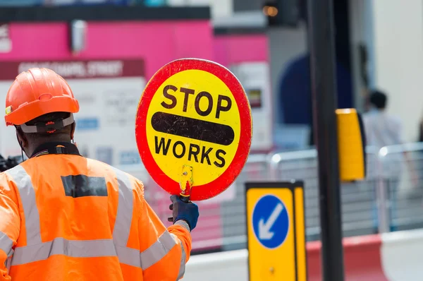 Signal routier avec travailleur debout — Photo