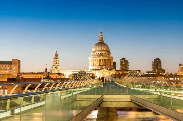 Millennium Bridge and cathedral, London — Stock Photo, Image