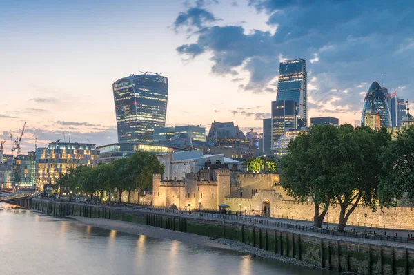 Prachtige skyline van Londen in de schemering. — Stockfoto