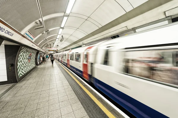 London underground station, trein — Stockfoto