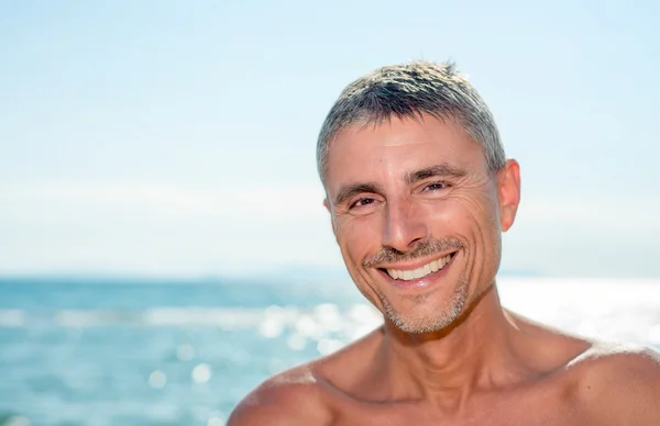 Щасливий чоловік на пляжі — стокове фото