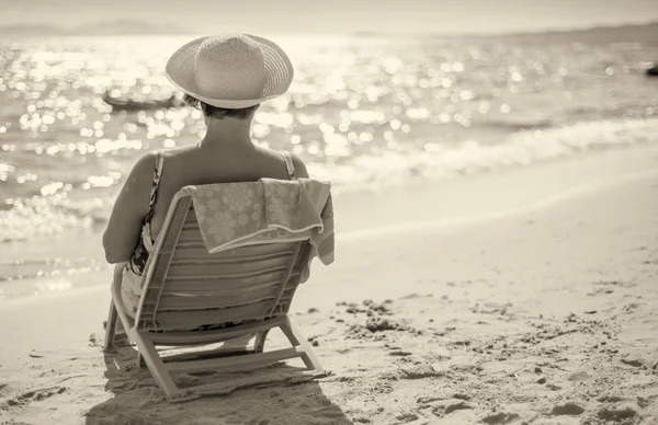 Frau im Liegestuhl auf See — Stockfoto