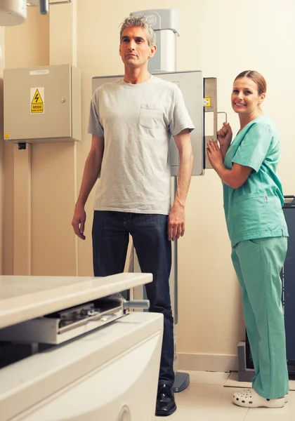 Médico e pacientes no hospital — Fotografia de Stock