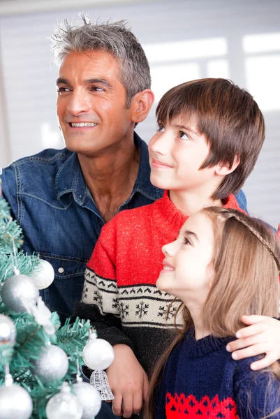 Familie feiert Weihnachten — Stockfoto