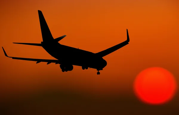 Silhueta de avião no céu — Fotografia de Stock