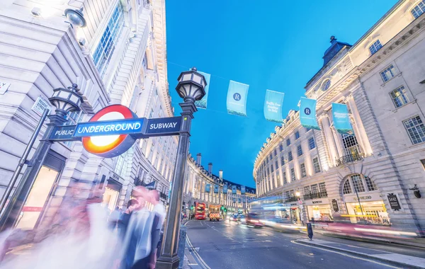 Regent Street v Londýně v noci — Stock fotografie