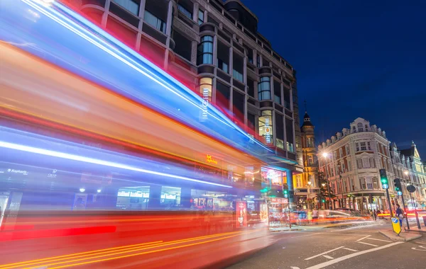 Desenfocado autobús de dos pisos en Londres —  Fotos de Stock