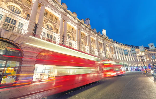 Regent Street w Londynie w nocy — Zdjęcie stockowe
